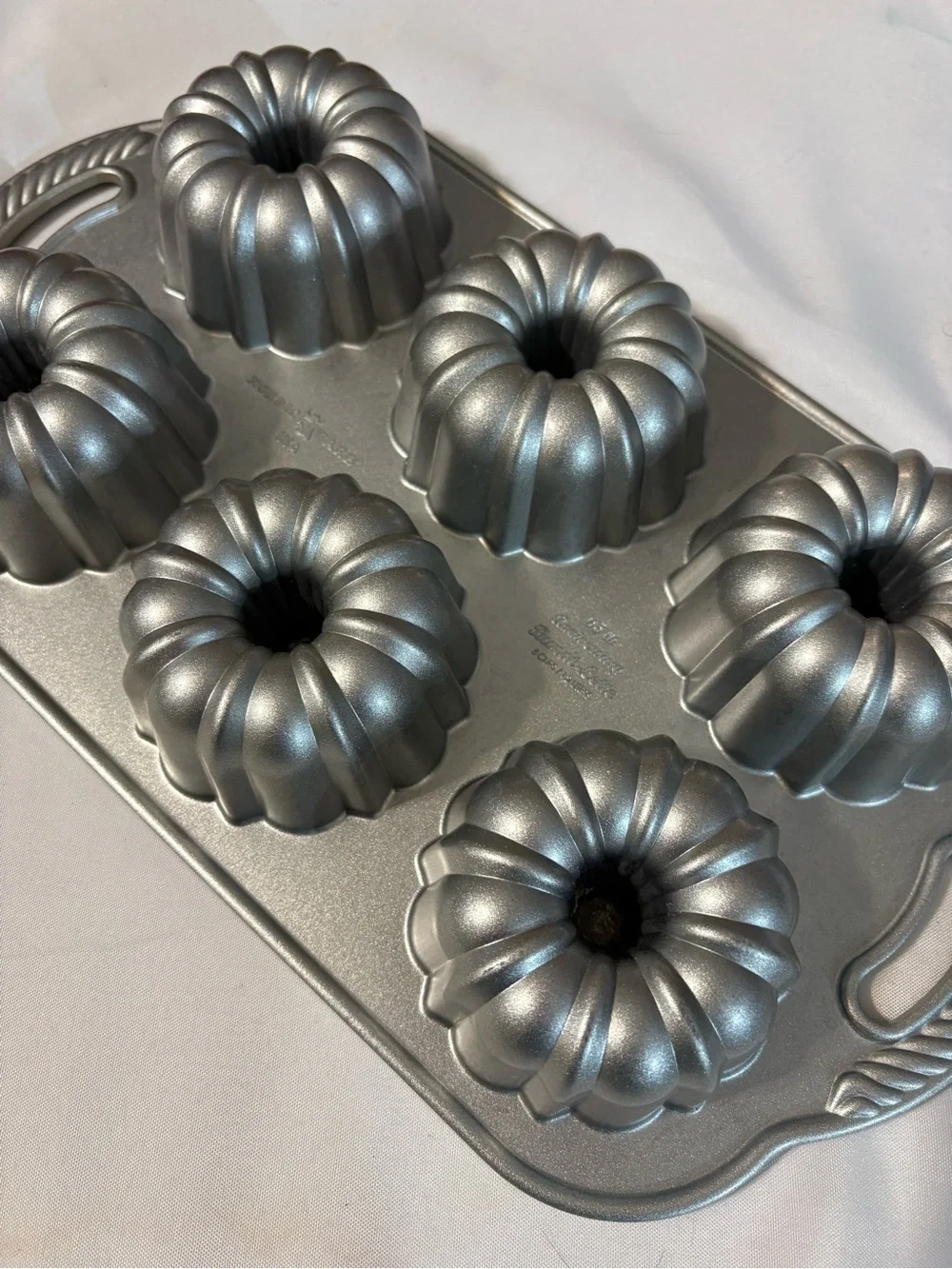 Nordic Ware Anniversary Bundtlette Pan heavy-duty cast aluminum pan 6-Cup Mini